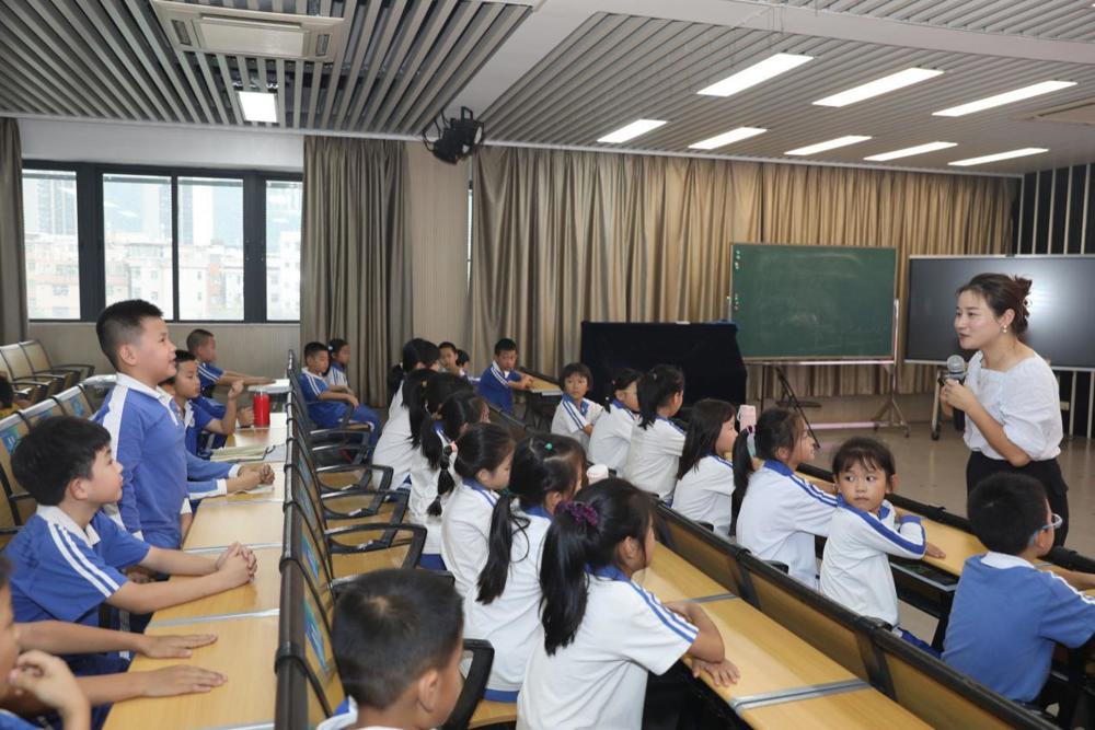F:\叶伟仪\南科大一小\20241105 球盟会QMH(中国)官方网站
护理医学院入校课程——用爱守护小天使\7D8A8210.JPG