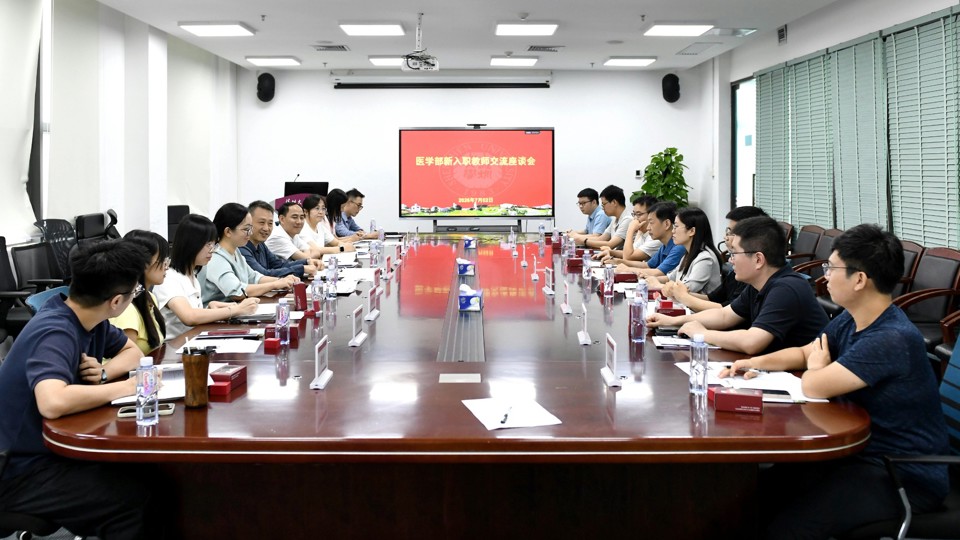 ​凝新聚力 共筑医科高地 —— 球盟会QMH(中国)官方网站
召开 2026 年度新入职教职工座谈会