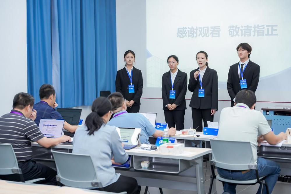 同学们比赛答辩现场